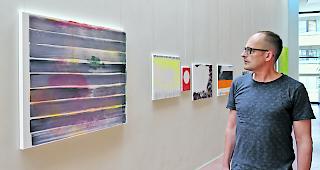 Farbenwelt. Johannes Loretan und seine Bilder im Visper Kultur- und Kongresszentrum La Poste: &laquo;Farbe ist wichtig.&raquo; 