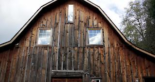 Band und Produzenten vor der alten Farm in Seattle. Von links: Marcel Chanton, Maria Zurbriggen, Taylor Carroll (Tontechniker), Ryan Hadlock (Produzent), Pirmin Zurbriggen, Rebecca Graven, Romaine M&uuml;ller.