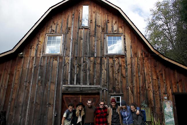 Band und Produzenten vor der alten Farm in Seattle. Von links: Marcel Chanton, Maria Zurbriggen, Taylor Carroll (Tontechniker), Ryan Hadlock (Produzent), Pirmin Zurbriggen, Rebecca Graven, Romaine Müller.