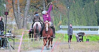 Spektakul&auml;r. In beachtlichem Tempo zeigten die Reiter mit Pfeil und Bogen ihr K&ouml;nnen. Hier: Samuel Gugolz. 