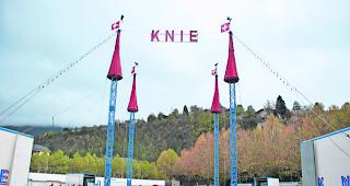 Wetterfest. Die Arbeiter ziehen im Nieselregen die Zeltplanen auseinander.  