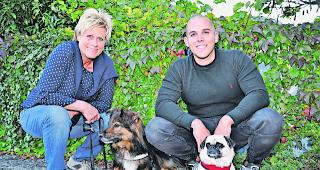 Auf den Hund gekommen. Vorstandsmitglied Uschi Werlen mit &laquo;B&auml;rli&raquo; und Pr&auml;sident Tierschutz Oberwallis Daniel Pfaffen mit &laquo;Cooper&raquo;: Sie engagieren sich f&uuml;r die Tiere und beraten auch gerne bei der Anschaffung eines Tieres. 