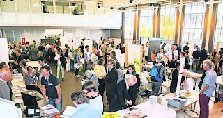 Tischmesse. Umweltingenieurin Michaela Passeraub lud die zahlreichen Projektteams zur Pr&auml;sentation ihrer Ergebnisse. 