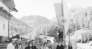 Tolle Tage. Vanessa Grand mit einem Teil ihrer Reisegruppe in S&uuml;dtirol: Tolle Tage genossen. 