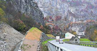Schutz verbessert. Die Arbeiten am Bau des 175 Meter langen und rund neun Meter hohen Schutzdammes gegen Steinschlag im Gebiet Ganggi sind abgeschlossen.  