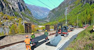 Jeder Handgriff sitzt. In zwei bis drei Schichten erstellen rund 15 Arbeiter bis am 19. November zwischen Herbriggen und Randa eine neue Fahrbahn f&uuml;r die Matterhorn Gotthard Bahn. 