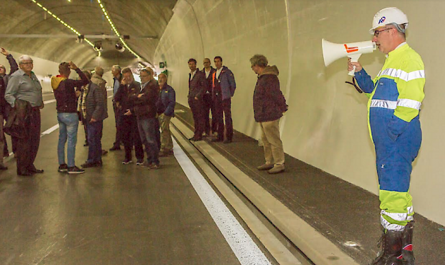 Zünftler bei der Besichtigung des Tunnel Eyholz unter der Führung von A9-Chef Martin Hutter (rechts).
