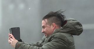Bei solchen Windspitzengeschwindigkeiten ist es alles andere als einfach, Selfies zu schiessen. (Archivbild)