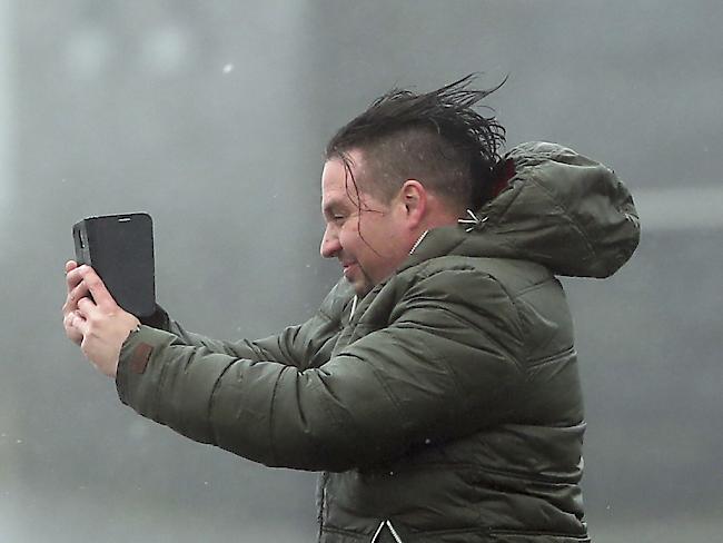 Bei solchen Windspitzengeschwindigkeiten ist es alles andere als einfach, Selfies zu schiessen. (Archivbild)