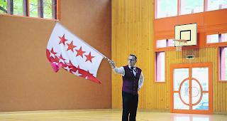 Volle Konzentration. Urs Schweizer aus Ried-Brig bei seinem Auftritt anl&auml;sslich der 40. Ausgabe des Walliser Fahnenschwinger-Wanderpreises in der Natischer Klosi-Turnhalle. 