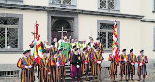 And&auml;chtig. Die ehemaligen Gardisten bei ihrem Treffen. 