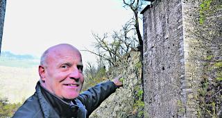 H&ouml;hlenbr&uuml;ter. Christian Raboud zeigt auf die Einbuchtungen an den Pfeilern, wo die &laquo;Turmdohlen&raquo; bereits br&uuml;ten. Nun sollen Nistk&auml;sten platziert werden f&uuml;rs langfristige &Uuml;berleben der V&ouml;gel. 