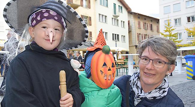 Janine (4) Jonas (2) und Lis -Marie Walpen (44) aus Termen.