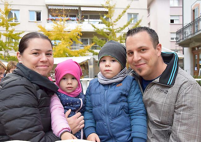 Nathalie (36) Naeli (2) Noe (4) und Nicola Bettini (37) aus Naters.