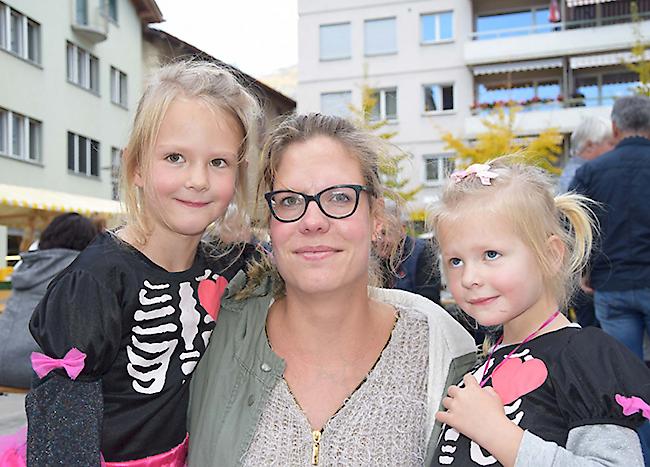 Laura (5) Katrin (30) und Elisa (3) Kalbermatten aus Saas-Balen.