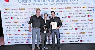 Bester Roter. Damian Seewer mit Sohn Jan-Nicolas und Bruder J&ouml;rg von der Kellerei Leukersonne in Susten: Sie wurden mit ihrem Cornalin 2016 ausgezeichnet.  