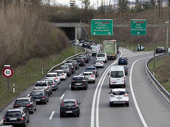 Am Freitagnachmittag hat ein Autofahrer auf der Autobahn A1 bei Gossau SG mit einer Schreckschusswaffe auf einen anderen Lenker gezielt. (Archivbild)