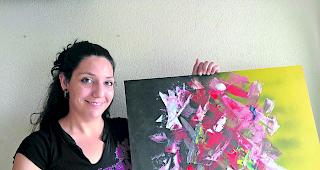 Farbenfroh. Sabrina Freund mit einem ihrer Gem&auml;lde, die sie momentan in Leukerbad zeigt.  