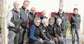 Guter Dinge. Ein Grossteil des 18-k&ouml;pfigen Organisationskomitees stellte am Donnerstag das diesj&auml;hrige Programm des &laquo;bergbuchbrig&raquo;-festivals vor.