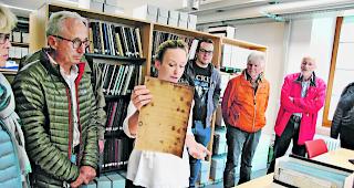 Aufwendig. Archivarin Fabienne Lutz-Studer erkl&auml;rt den Anwesenden bei der F&uuml;hrung, wie Dokumente und Akten vor deren Archivierung gereinigt werden m&uuml;ssen.  