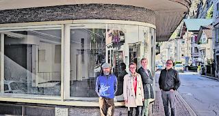 Engagiert. Von links: Christoph Heinen, Anette Kummer, Rosmarie Clausen-Salzmann und Bernhard Gasser vor dem Lokal f&uuml;r &laquo;Kunst in der Quelle&raquo;: Einsatz f&uuml;r Kunst aus Naters.  