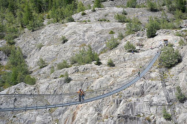 Die Hängebrücke auf dem Wanderweg Belalp – Riederalp ist ab sofort wieder offen. 