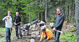 Freilegen. Arch&auml;ologen legten, unterst&uuml;tzt von freiwilligen Helfern, die Fundamente des einstigen Bergherrenhauses frei.