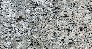 F&uuml;r die Dohlen. Die sechs platzierten Nistk&auml;sten an einem Br&uuml;ckenpfeiler.  