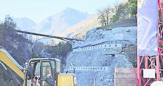 Die Plattform (Bildmitte) oberhalb der Baustelle der Umfahrung von Stalden.