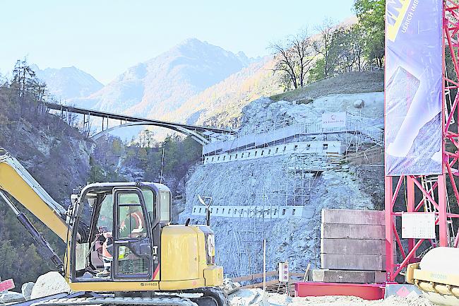 Die Plattform (Bildmitte) oberhalb der Baustelle der Umfahrung von Stalden.