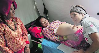 Augusta Theler h&ouml;rt mit dem Pinard die Herzt&ouml;ne des Babys ab.