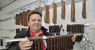 Willy Stocker mit seiner neuen Delikatesse ab Stange: Geissenwurst steht derzeit in seiner Metzgerei in Gampel hoch im Trend.