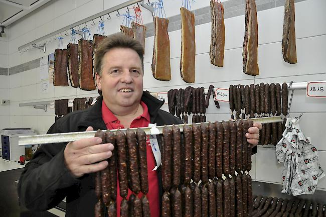 Willy Stocker mit seiner neuen Delikatesse ab Stange: Geissenwurst steht derzeit in seiner Metzgerei in Gampel hoch im Trend.