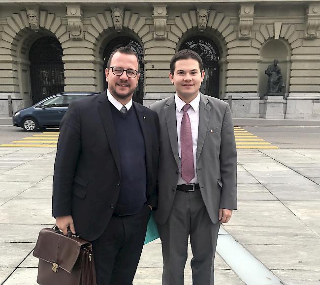 In Mission unterwegs. Die Grossräte Philipp Matthias Bregy und Grégory Logean am Donnerstag vor dem Bundeshaus in Bern.