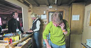 Keine Probleme. Kurt Lauber telefoniert in der H&ouml;rnlih&uuml;tte mit einem Mobiltelefon. &laquo;Wir haben Handyempfang, eine Richtstrahl-verbindung und WLAN&raquo;, sagt der H&uuml;ttenwart. Nur der analoge Telefonapparat m&uuml;sse ausgewechselt werden.  