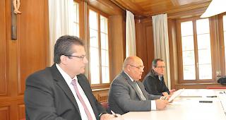 Gemeindepr&auml;sident Niklaus Furger (mitte), Finanzverwalter Aldo Karlen (links) und Gemeindeschreiber Thomas Anthamatten pr&auml;sentierten heute Morgen im Visper Rathaus das Budget 2018.
