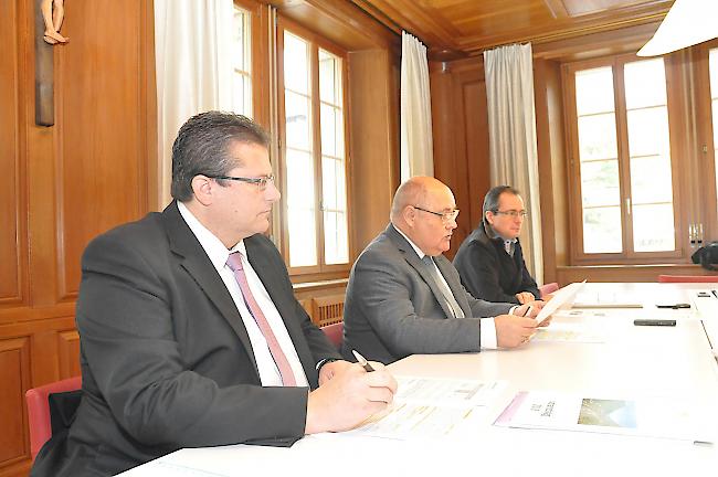 Gemeindepräsident Niklaus Furger (mitte), Finanzverwalter Aldo Karlen (links) und Gemeindeschreiber Thomas Anthamatten präsentierten heute Morgen im Visper Rathaus das Budget 2018.