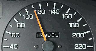 Temporausch. Vor dem Bezirksgericht Brig musste sich ein Mann wegen Raserdelikten verantworten.