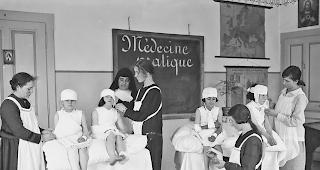 Allgemeinpflege. Junge Frauen der &laquo;Ecole normale des filles&raquo; in Sitten (1935) &uuml;ben sich unter Aufsicht einer Ordensschwester in der Wundversorgung und beim Anlegen von Verb&auml;nden.  