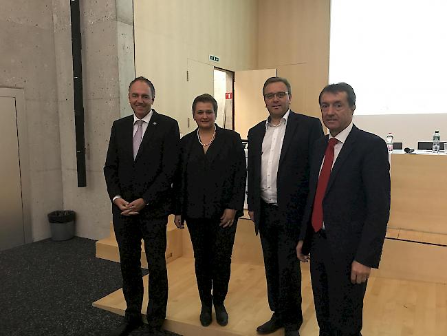 Staatsräte vor Ort. Regierungsvertreter Christophe Darbellay und Roberto Schmidt mit Marylène Volpi Fournier, Präsidentin des ZMLP, und Urs Zenhäusern, Direktor des ZMLP (rechts).