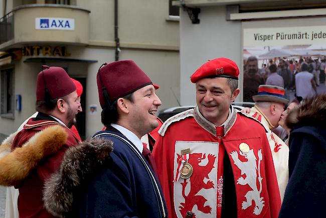 Zunftmeier der Martinizunft Visp, Köstli René, begrüsste die anderen Zünfte auf dem Visper Kaufplatz.