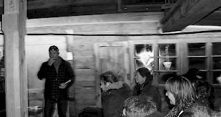 Unterhaltung im Dunkeln. Basil Mathieu musizierte und erz&auml;hlte.