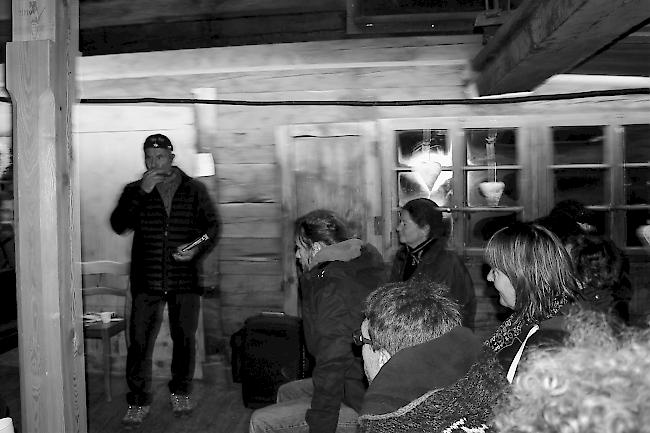 Unterhaltung im Dunkeln. Basil Mathieu musizierte und erzählte.