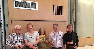 Zunfttaufe. Sie sind die neuen Mitglieder der Safranzunft Mund: Beat Ruppen, Armin Jossen, Teresa Stoffel-Jossen, Christian Jossen und Remigius Pfaffen.