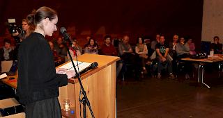 Erinnerungen der Soldatenmutter Else Fischer. Vorleserin Nicole Rittiner und &laquo;Rex&raquo; erinnern an damals.