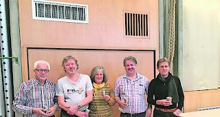 Zunfttaufe. Sie sind die neuen Mitglieder der Munder Safranzunft (von links): Beat Ruppen, Armin Jossen, Teresa Stoffel-Jossen, Christian Jossen und Remigius Pfaffen. 