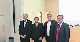 Staatsr&auml;te vor Ort. Staatsrat Christophe Darbellay, Maryl&egrave;ne Volpi Fournier (Pr&auml;sidentin des ZMLP), Staatsrat Roberto Schmidt und Urs Zenh&auml;usern (Direktor des ZMLP) nach der Delegiertenversammlung (von links). 