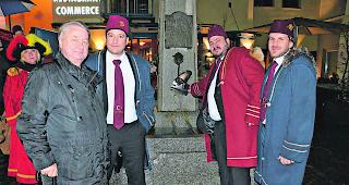 Neue Plakette. K&uuml;nstler Edelbert Bregy (l.) erkl&auml;rt: &laquo;Ich hoffe, dass viele Menschen diese Plakette mit Freude tragen und t&auml;glich daran erinnert werden, dass Humor ein gutes Lebenselixier ist.&raquo; 