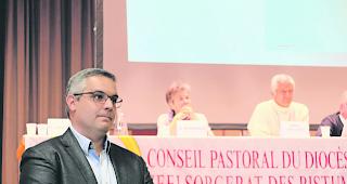 Kirche und Wirtschaft. Redner J&ouml;rg Sol&egrave;r (vorne) sprach &uuml;ber Ver&auml;nderungsprozesse in der wirtschaftlichen Welt. Der Seelsorgerat (hinten) mit Pr&auml;sidentin Brigitte B&uuml;rcher und Bischof Jean-Marie Lovey &uuml;ber die Ver&auml;nderungen in der kirchlichen Welt. 