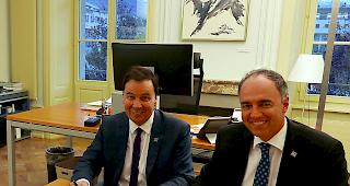 Unterzeichnet. Philippe Varone und Christope Darbellay setzen ihre Unterschrift unter den Nachtrag.